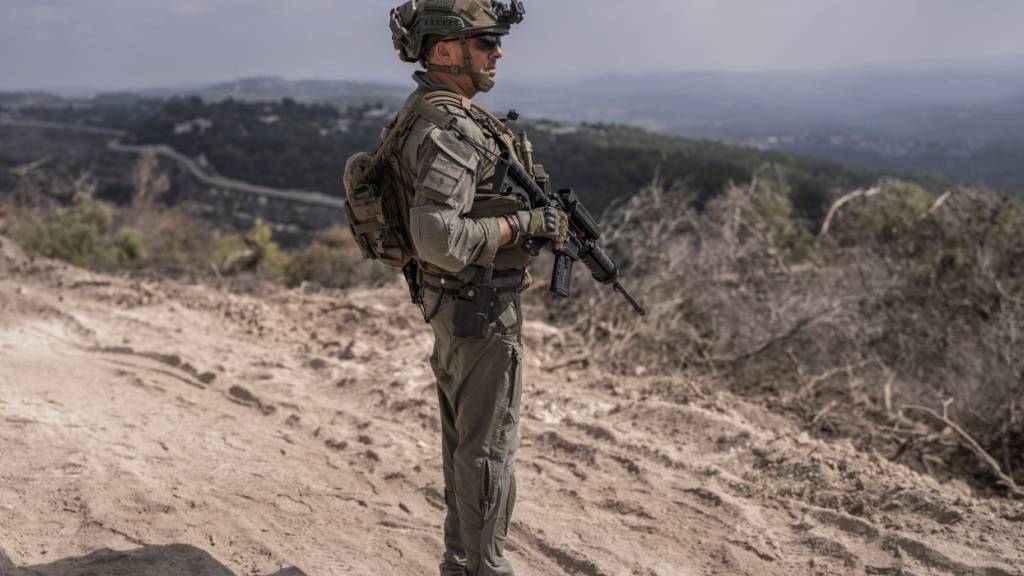 ARCHIV - Ein israelischer Soldaten in einem südlibanesischen Dorf an der Grenze zu Israel. Foto: Ilia Yefimovich/dpa