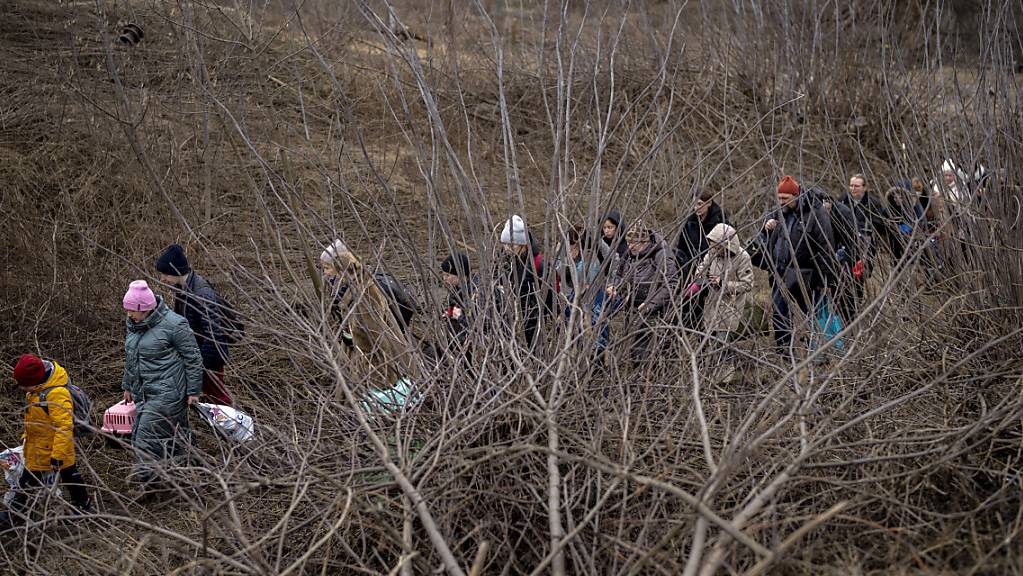 Ukrainische Bürger fliehen aus Kiew. Seit Beginn des Krieges in der Ukraine sind etwas mehr als 11 300 ukrainische Flüchtlinge nach Italien gekommen. Das teilte das Innenministerium am Samstag in Rom mit. Foto: Emilio Morenatti/AP/dpa