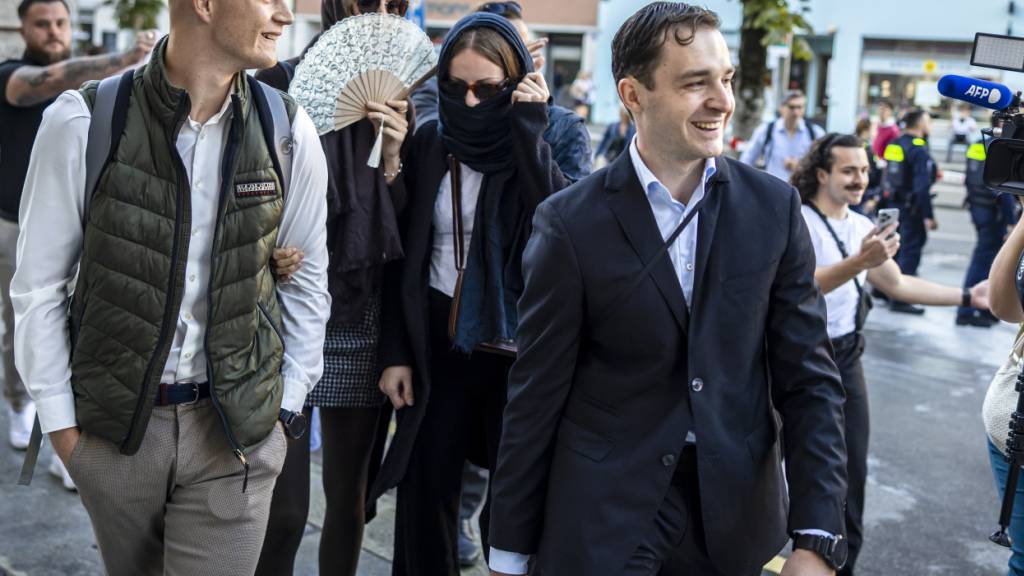 Die beiden Hauptbeschuldigten im Prozess gegen Mitglieder der rechtsextremen Gruppierung «Junge Tat» auf dem Weg zum Bezirksgericht Zürich am Freitagmorgen.