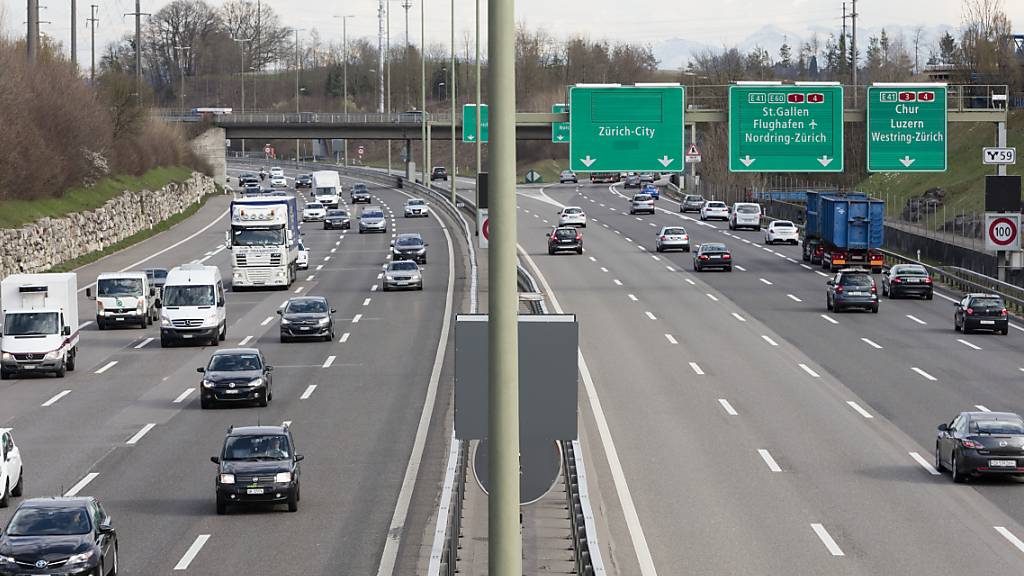 Polizei erwischt Töff-Raser auf der A1 in Unterengstringen