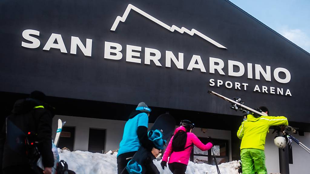 Wintersportler am Tag der Wiedereröffnung des Skigebiets Confin in San Bernardino GR. Nach jahrelanger Schliessung wurde das Wintersportgebiet nach einer Modernisierung wiedereröffnet.