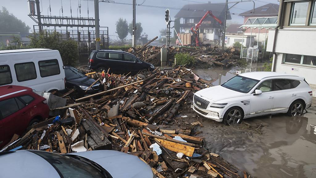 Schutt und Schlamm zeugen beim Bahnhof Brienz noch vom Unwetter vom Montagabend.