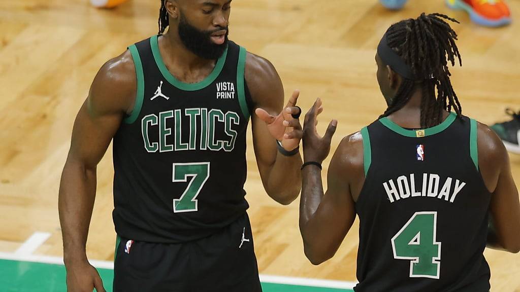 Jaylen Brown von den Boston Celtics (links) feiert mit Teamkollege Jrue Holiday