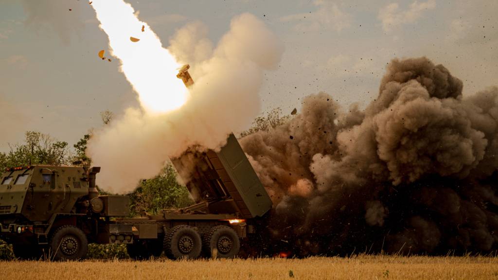 ARCHIV - Eine ukrainische HIMARS-Besatzung feuert an der Front im Osten der Ukraine Raketen auf russische Stellungen ab. Foto: Dan Bashakov/AP/dpa