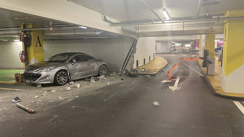 Nach dem missglückten Einfahrmanöver ist der Schaden im Parkhaus gross.