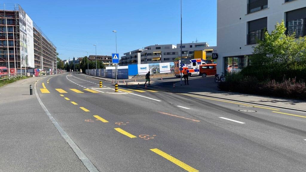 Ein E-Bikefahrer rutschte in Cham ZG auf einer Öllache eines Sattelschleppers aus.