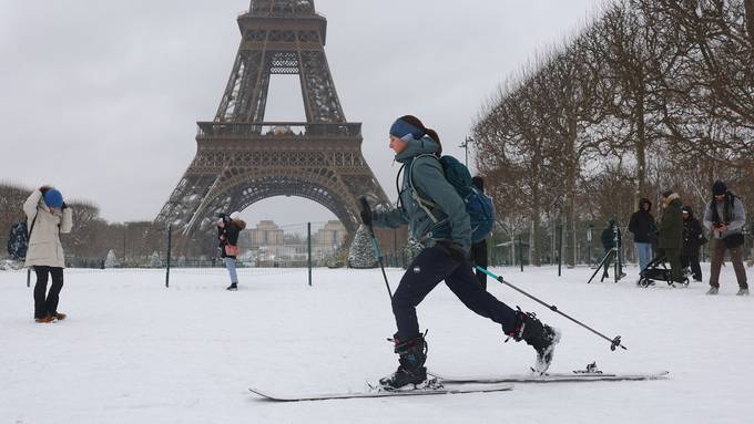Schneefall sorgt für Verkehrschaos in Paris