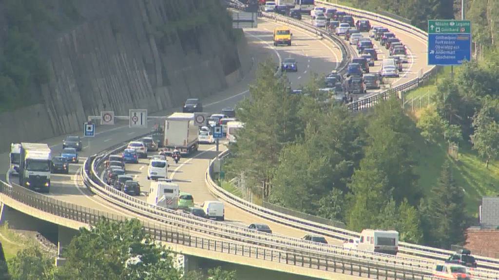 Ferienverkehr: Stau am Gotthard