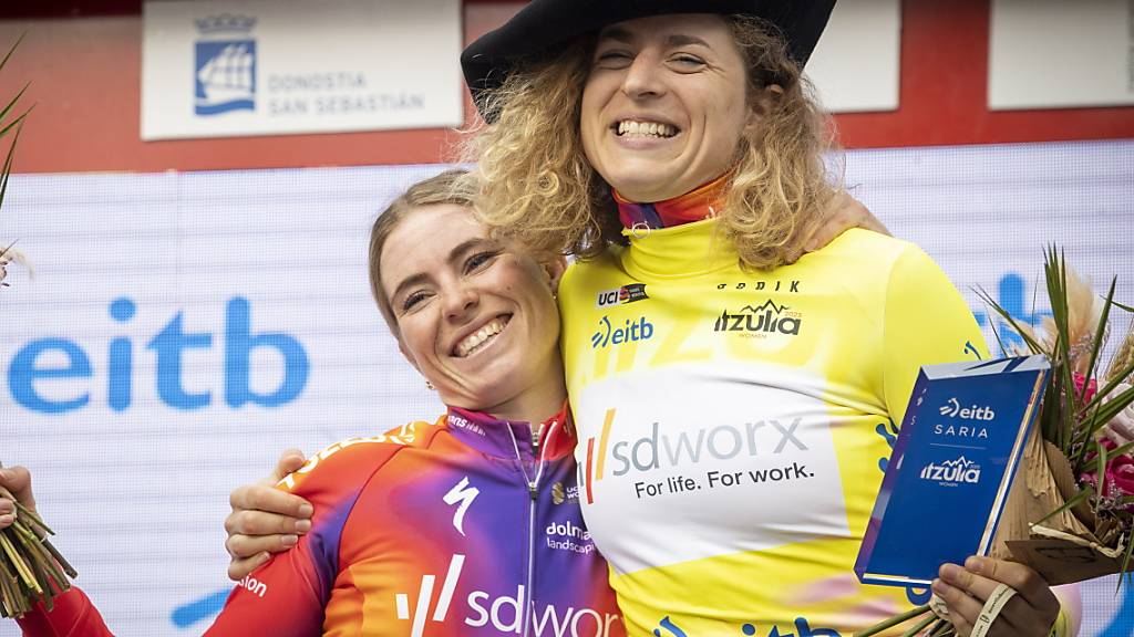 Marlen Reusser (rechts) möchte ihrer Teamkollegin Demi Vollering (links) an der Tour de France Femmes zum Gesamtsieg verhelfen