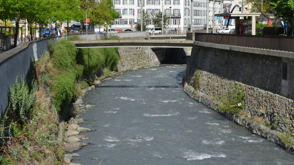 Eine 36-jährige Frau war am Dienstagabend in Chur in die Plessur gestürzt.
