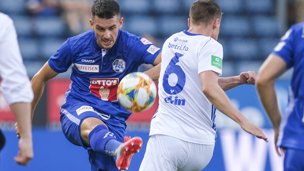 Der Luzerner Stefan Knezevic (links) im Einsatz gegen Simen Raaen Sandmael von Klaksvik.