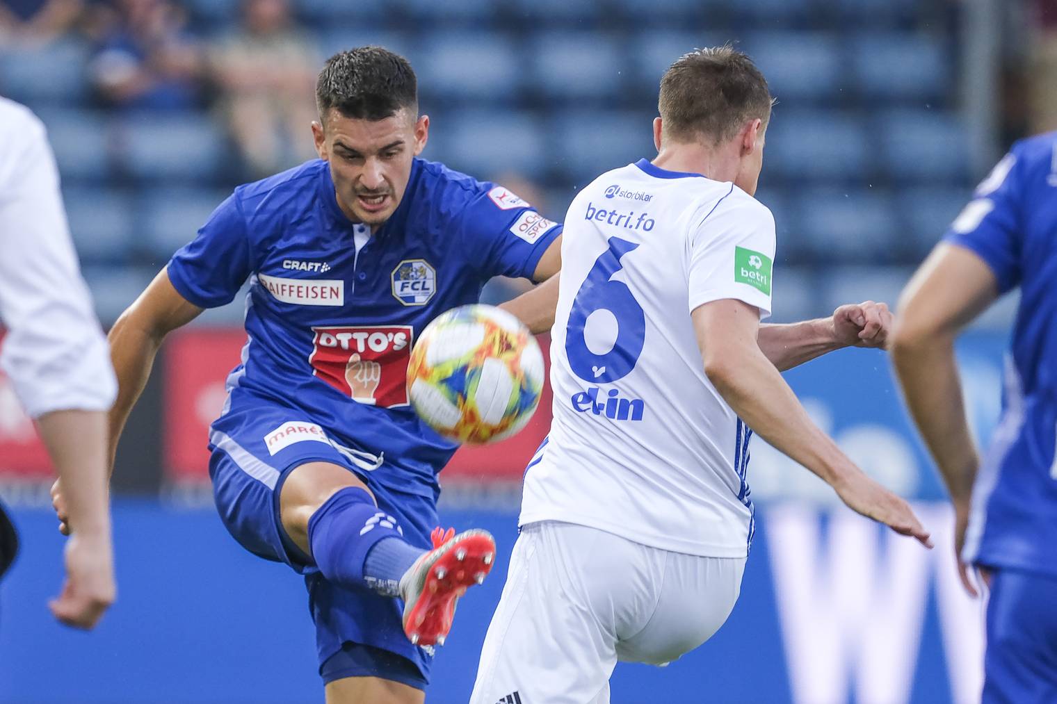 Der Luzerner Stefan Knezevic (links) im Einsatz gegen Simen Raaen Sandmael von Klaksvik.