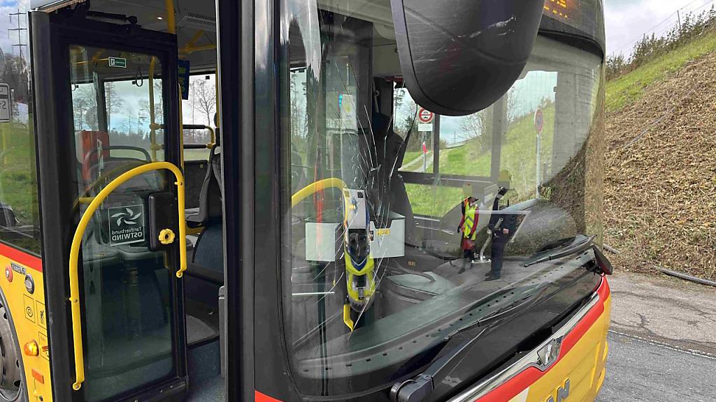 Die Frontscheibe des Postautos wurde beim Unfall beschädigt.