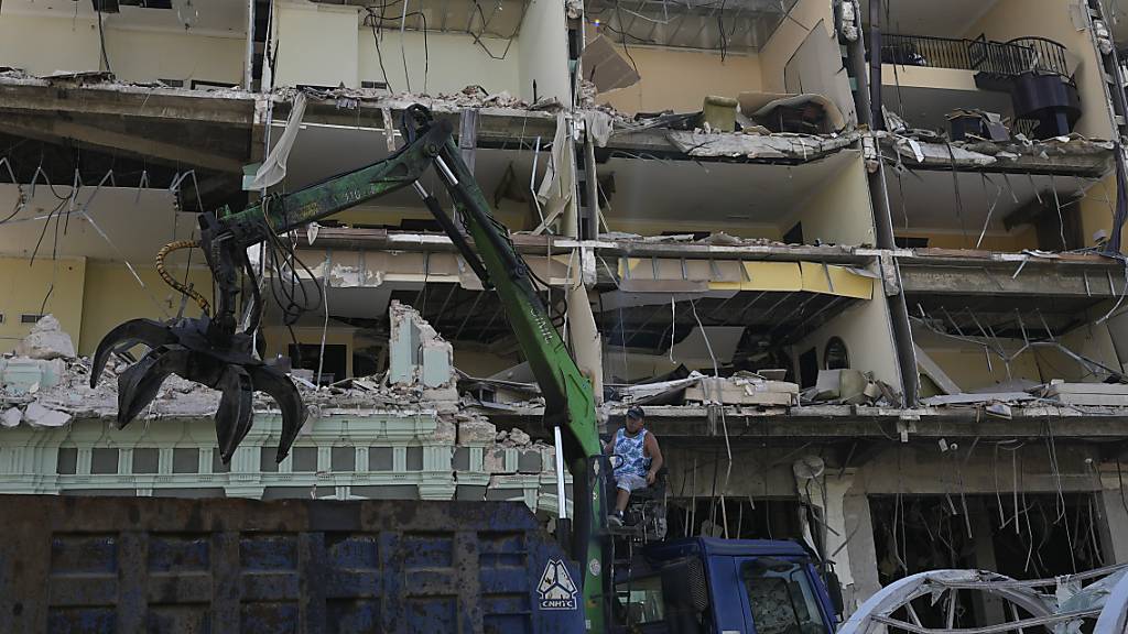 Ein Arbeiter bedient einen Kran, um die Trümmer der Explosion, die das Fünf-Sterne-Hotel Saratoga zerstört hat, zu entfernen. Foto: Ramon Espinosa/AP/dpa