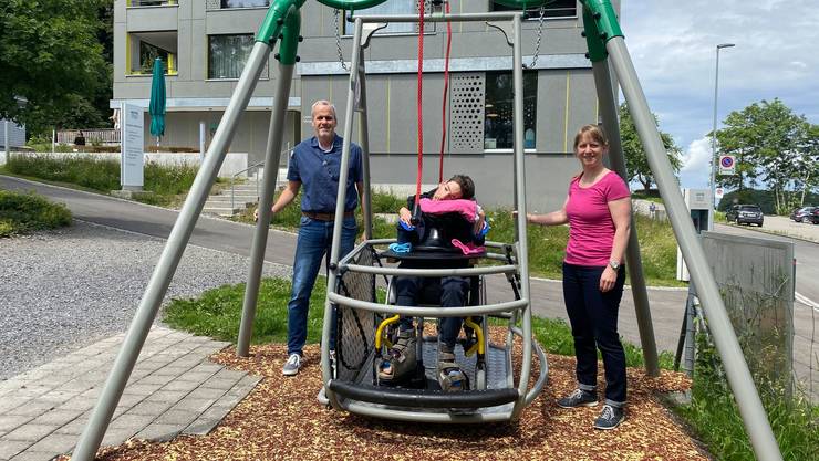 Die neue Rollstuhlschaukel auf dem Spielplatz des Haus Morgenstern, geliefert von GTSM Magglingen