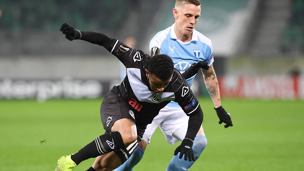 Luganos Offensivspieler Carlinhos gerät gegen Malmös Sören Rieks aus dem Gleichgewicht
