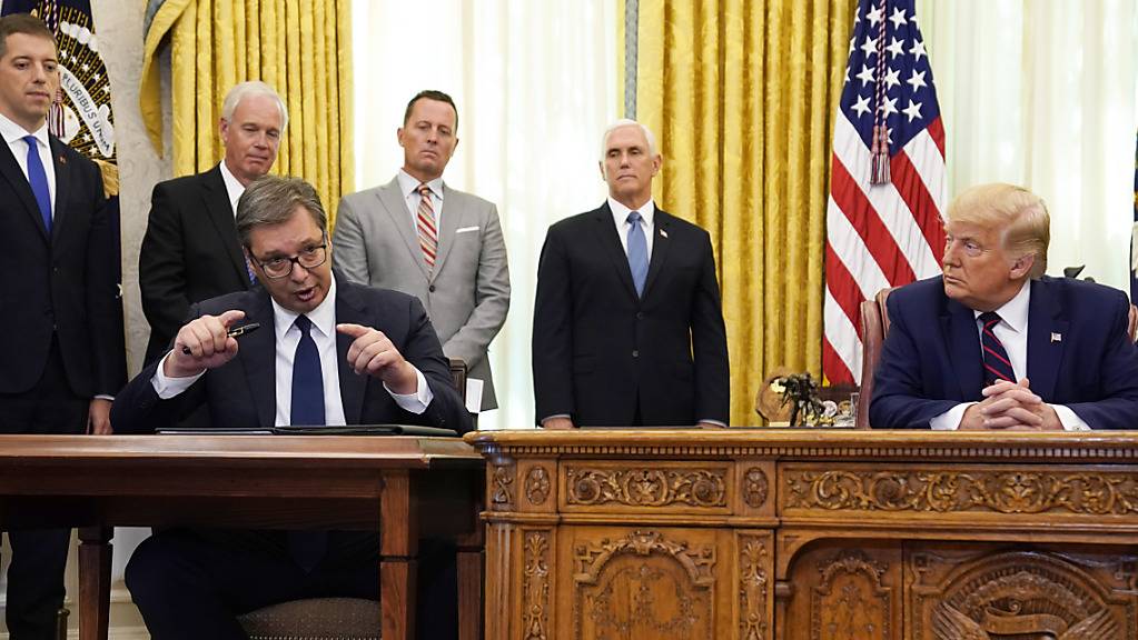 Der serbische Präsident Aleksandar Vucic (l) äußert sich im Oval Office, US-Präsident US-Präsident Donald Trump hört zu. Foto: Evan Vucci/AP/dpa