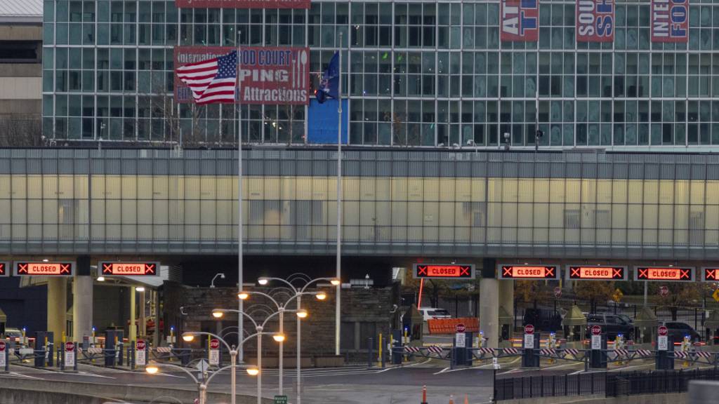 Mehrere Fahrspuren des Grenzübergangs Rainbow Bridge zwischen den USA und Kanada sind, gesperrt, nachdem ein Fahrzeug an einem Kontrollpunkt auf der amerikanischen Seite der Brücke explodiert ist. Foto: Carlos Osorio/The Canadian Press/AP/dpa - ACHTUNG: Nur zur redaktionellen Verwendung und nur mit vollständiger Nennung des vorstehenden Credits