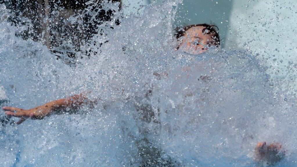 Das neue Erlebnisbad in Engelberg beinhaltet unter anderem zwei Wasserrutschbahnen. (Symbolbild)