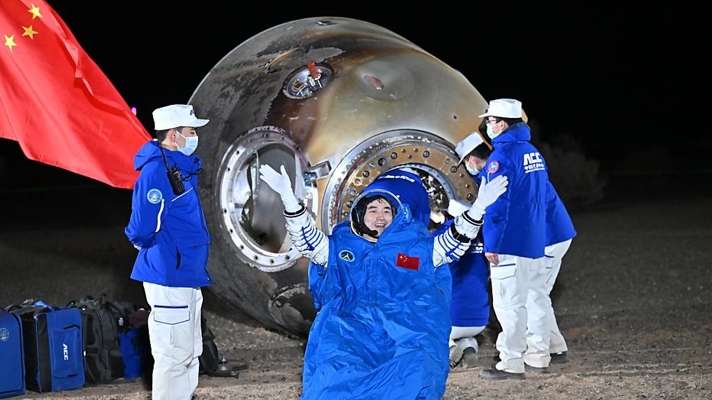 Der chinesische Astronaut Ye Guangfu winkt nach seiner Landung in der Wüste Gobi.