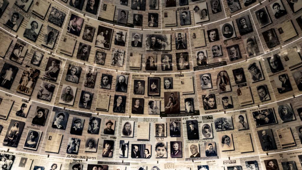ARCHIV - Die Halle der Namen in der Holocaust Gedenkstätte Yad Vashem. Foto: Fabian Sommer/dpa