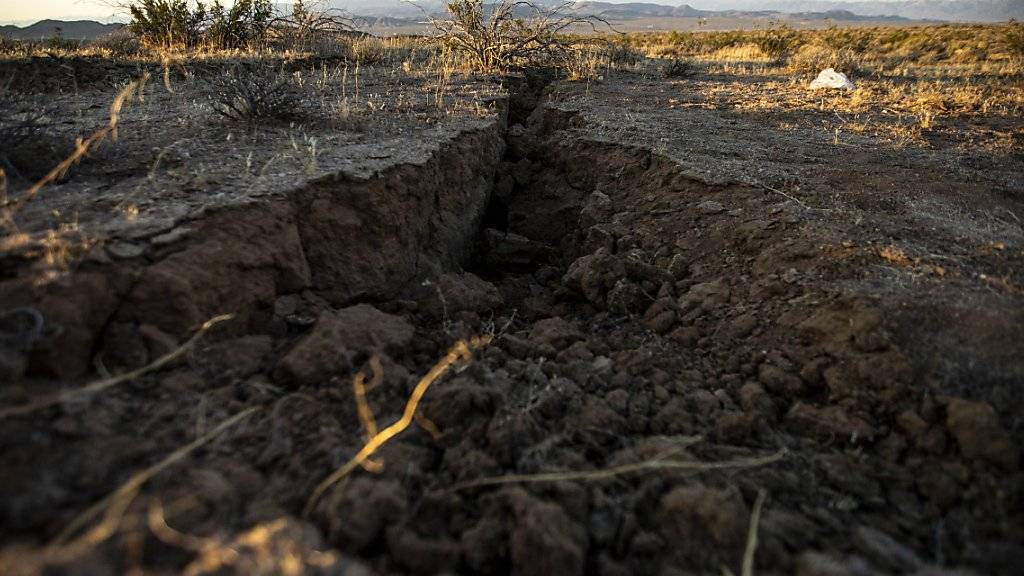 Das Beben am Donnerstag in der Wüstenregion nordöstlich von Los Angeles verursache Risse im Boden und in Strassen. (Archivbild)