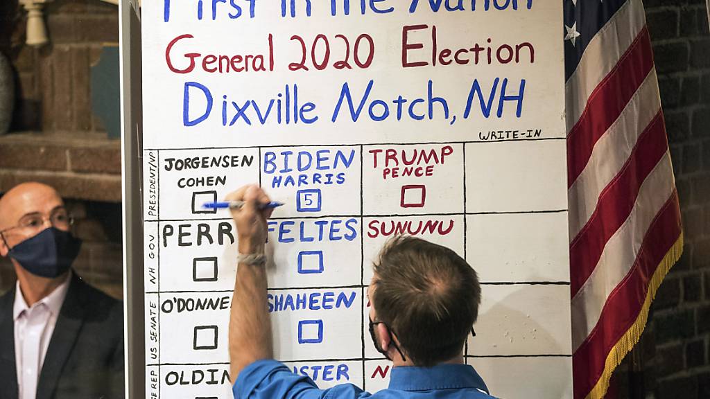 dpatopbilder - US-Präsidentenwahl sind gefallen: Der Demokrat Joe Biden hat die Abstimmung in dem kleinen Örtchen Dixville Notch in New Hampshire mit 5 zu 0 Stimmen  gegen Donald Trump gewonnen. (zu dpa: Erste Ergebnisse bei US-Wahl: Biden gewinnt im Dorf Dixville Notch) Foto: Scott Eisen/AP/dpa
