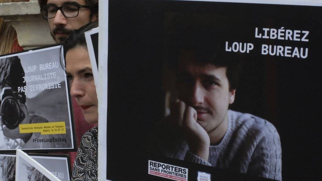 Aktivisten der Organisation Reporter ohne Grenzen haben sich für die Freilassung des französischen Journalisten Loup Bureau eingesetzt. (Archivbild)