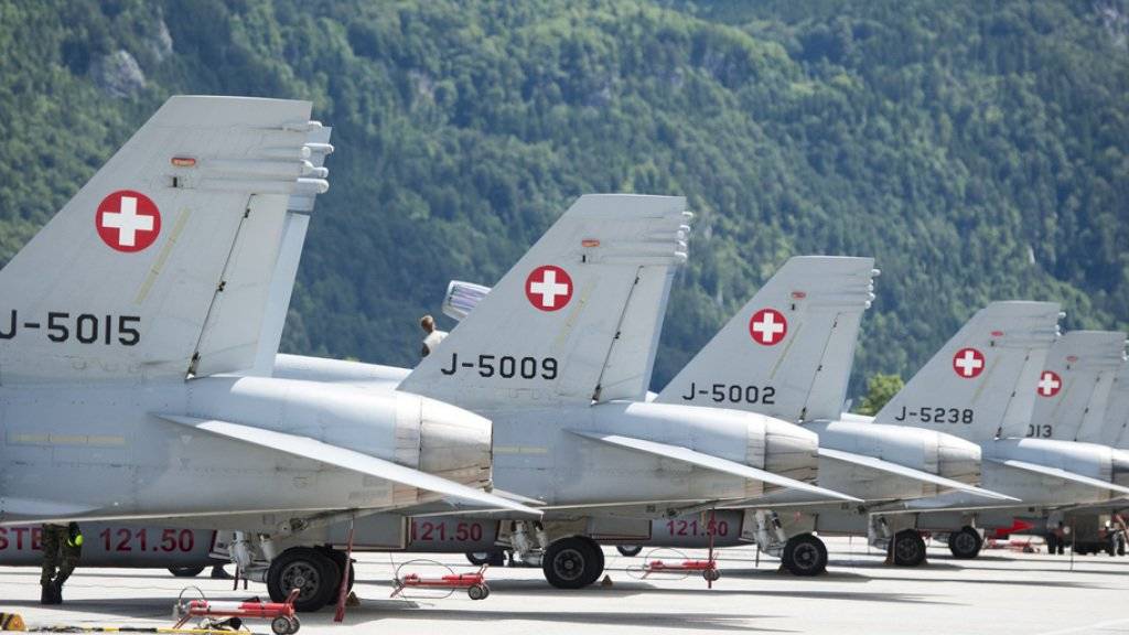 F/A-18-Flugzeuge der Schweizer Armee stehen im Juni 2016 auf dem Militärflugplatz Meiringen, anlässlich der 75-Jahr-Feierlichkeiten des Flugplatzes. (Archiv)
