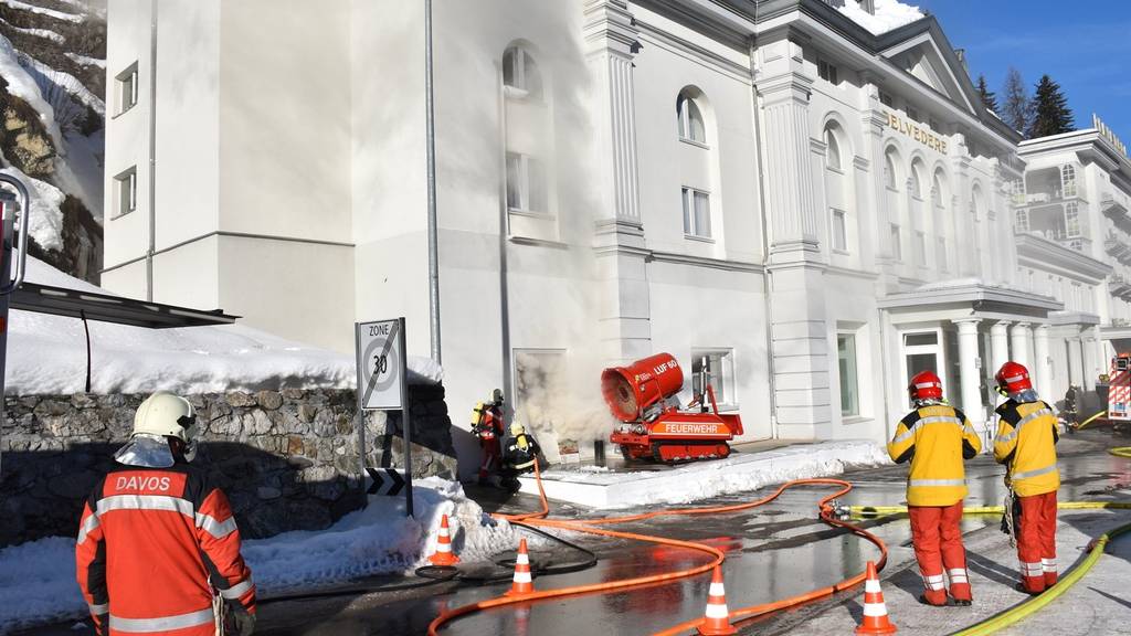 25 Einsatzkräfte der Feuerwehr rückten aus und konnten den Brand im Hotel Belvédère löschen.