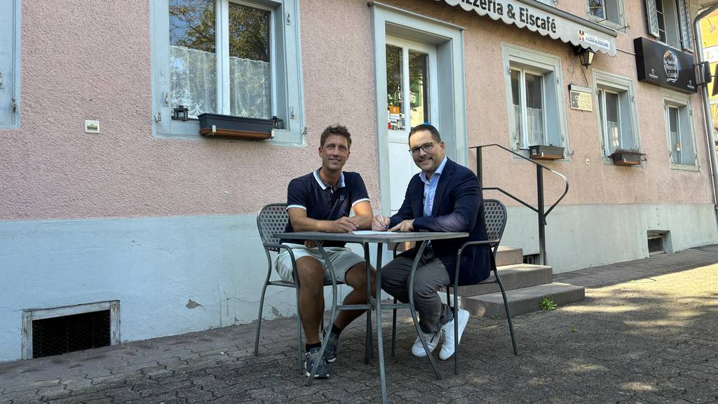 Am vergangenen Donnerstag wurde in Hitzkirch die Nutzungsvereinbarung zwischen der Gemeinde und dem Männerchor vertraglich festgehalten. Im Bild: Thomas Estermann als Präsident des Männerchors (links) und Gemeindepräsident David Affentranger.