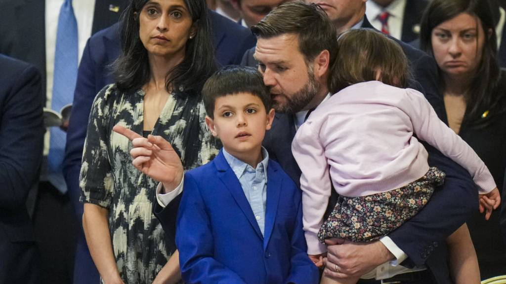 ARCHIV - US-Vizepräsident JD Vance nimmt mit Ehefrau Usha Vance, den Söhnen Ewan (M) und Vivek (nicht im Bild), und Tochter Mirabel auf dem Arm am Karfreitag an einem Karfreitagsgottesdienst im Petersdom im Vatikan teil. Foto: Alessandra Tarantino/AP/dpa