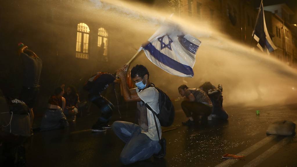 Tausende demonstrierten am Samstag in Israel gegen die Politik von Regierungschef Netanjahu, der wegen Korruptionsvorwürfen vor Gericht steht. In Jerusalem (Bild) setzte die Polizei Wasserkanonen ein.