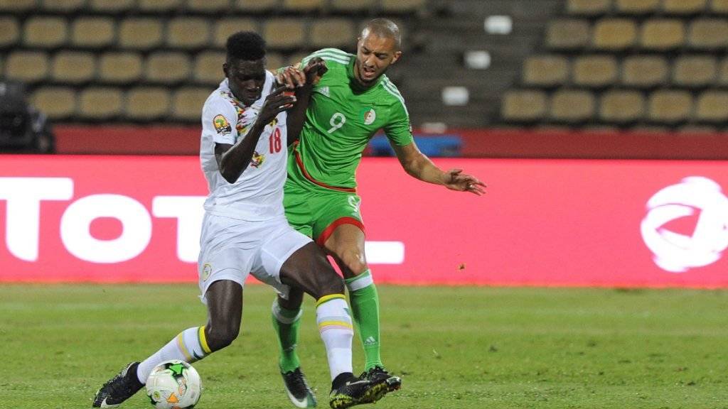 Sofiane Hanni (rechts) scheitert mit Algerien am Afrika-Cup bereits in der Vorrunde