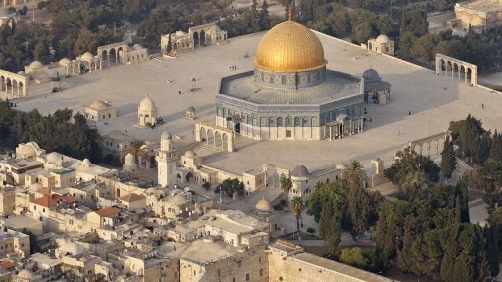 Blick auf den Tempelberg mit der goldenen Kuppel der Al-Sakhrah-Moschee und unten im Bild der Klagemauer (Archiv)