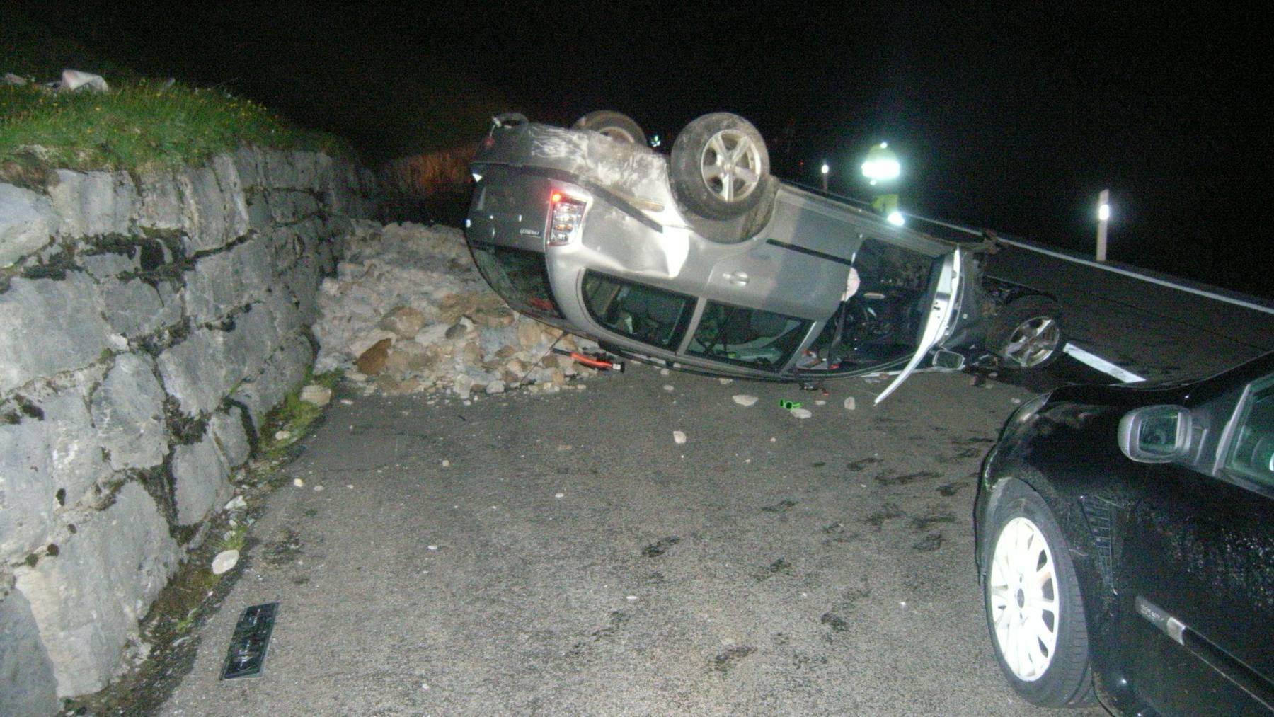 Das Auto ist nach dem Unfall auf dem Dach gelandet.