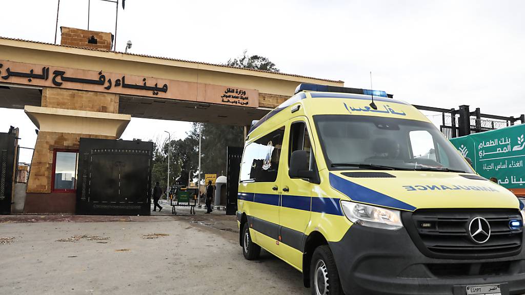 Ägyptische Krankenwagen fahren über den Grenzübergang Rafah zurück nach Ägypten. Foto: Gehad Hamdy/dpa