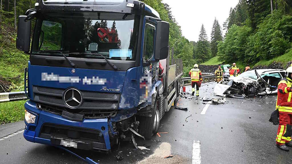 Zwischen Grabs und Wildhaus prallten das Auto und der Lastwagen zusammen.