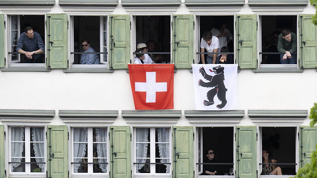 Die Bewohner des Kantons Appenzell Innerrhoden bezahlen im Schnitt die tiefsten Krankenkassenprämien. Im Bild Zuschauer an der Landsgemeinde in Appenzell. (Archivbild)