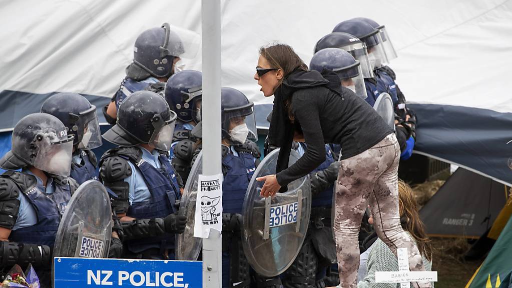Bei der Räumung eines Zeltlagers von Impfpflicht-Gegnern in Neuseeland durch die Behörden ist es zu gewaltsamen Zusammenstössen zwischen Polizei und Protestlern gekommen.