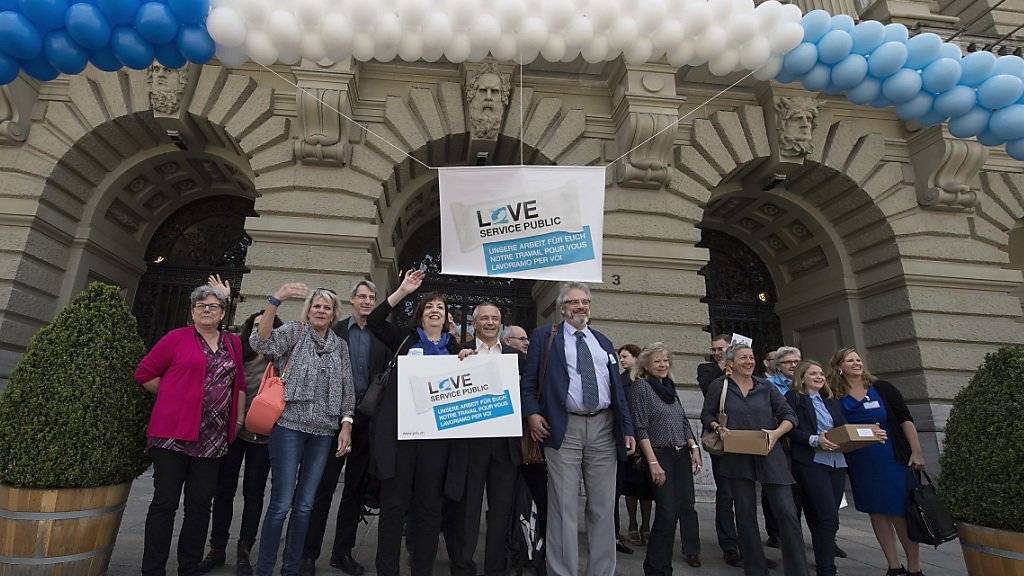 Die Angestellten des Bundes kämpfen um Anerkennung: Im Sommer lancierten sie mit einer Aktion die Kampagne «Love Service Public». Nun reichten sie eine Petition gegen den drohenden Stellenabbau ein. (Archiv)
