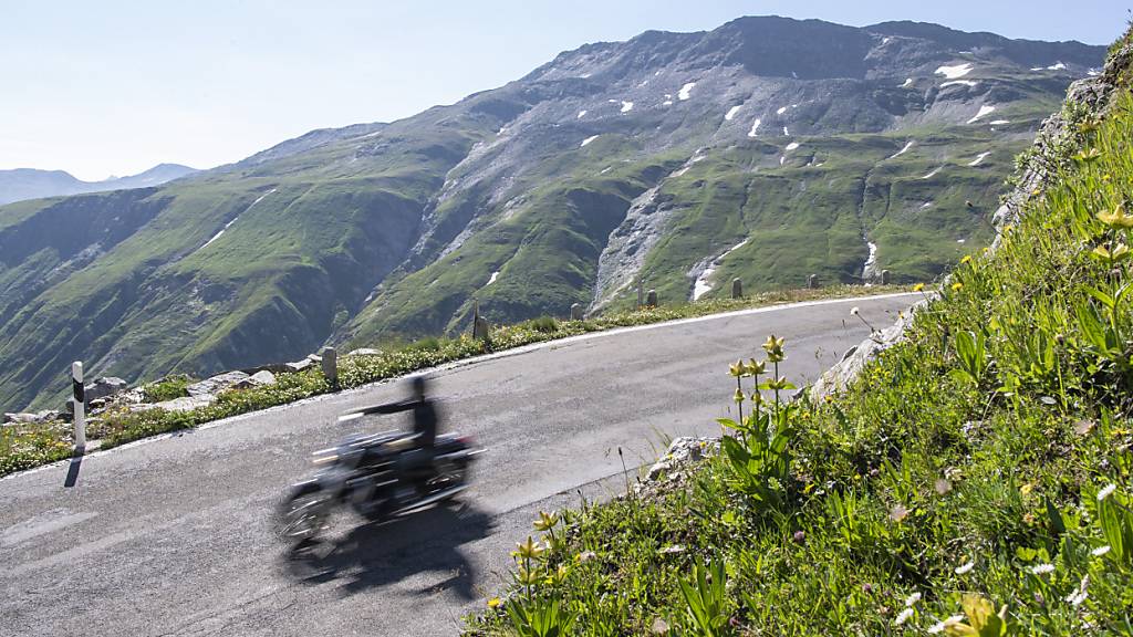 Insbesondere auf Passstrassen will die Berner Kantonspolizei Motorradfahrende zum Thema Fahrverhalten sensibilisieren. (Symbolbild)