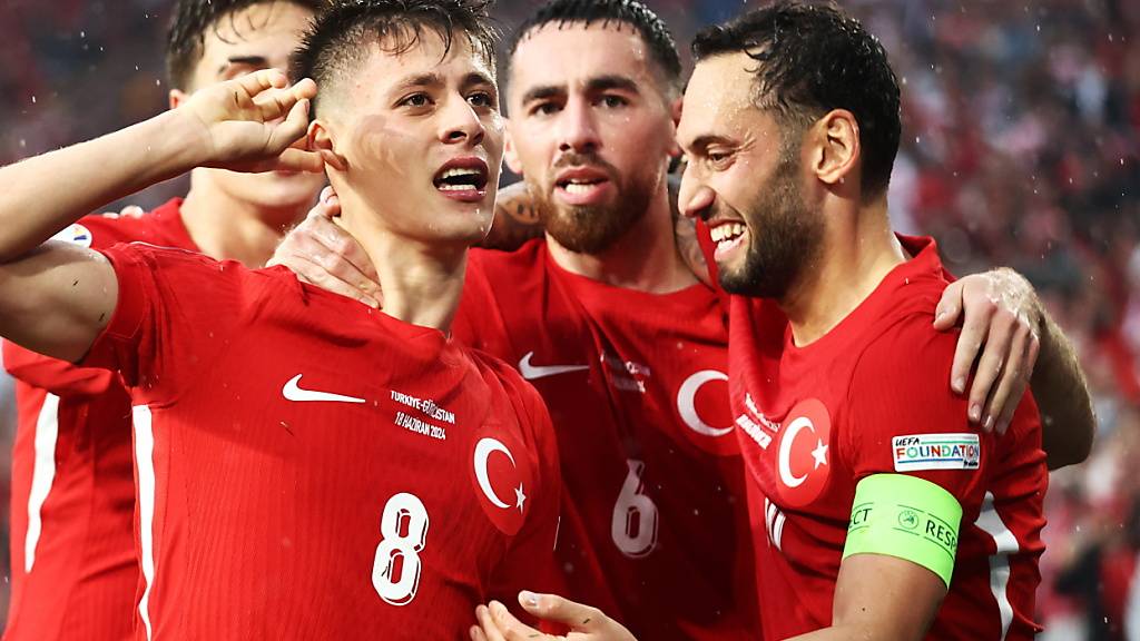 Die türkischen Fans machen Lärm, Arda Güler (Nummer 8) trifft spektakulär