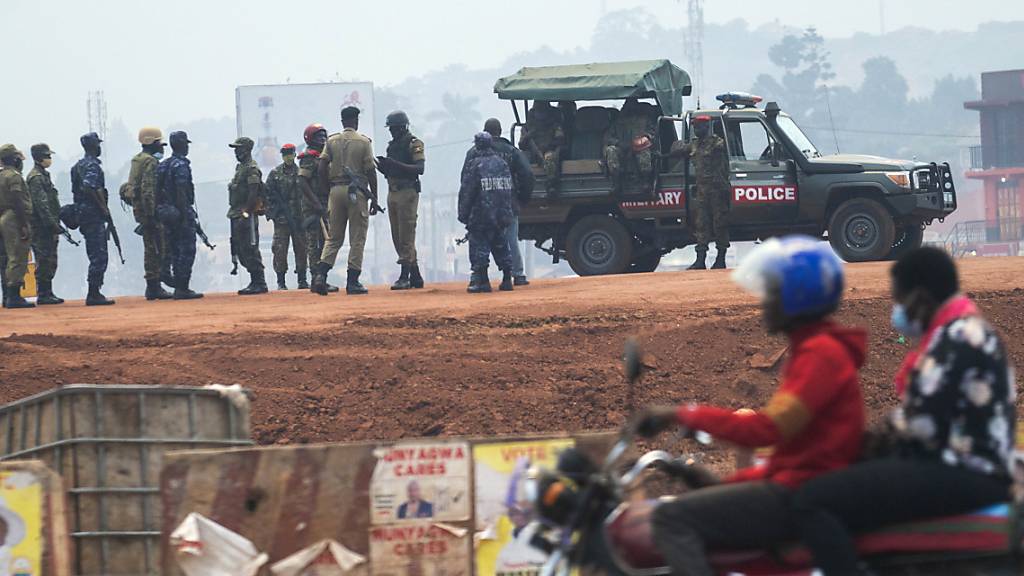 Sicherheitskräfte versammeln sich in Kampala. Nach Wochen der Anspannung und Gewalt wählen die Bürger Ugandas einen neuen Präsidenten und ein Parlament. Foto: Jerome Delay/AP/dpa