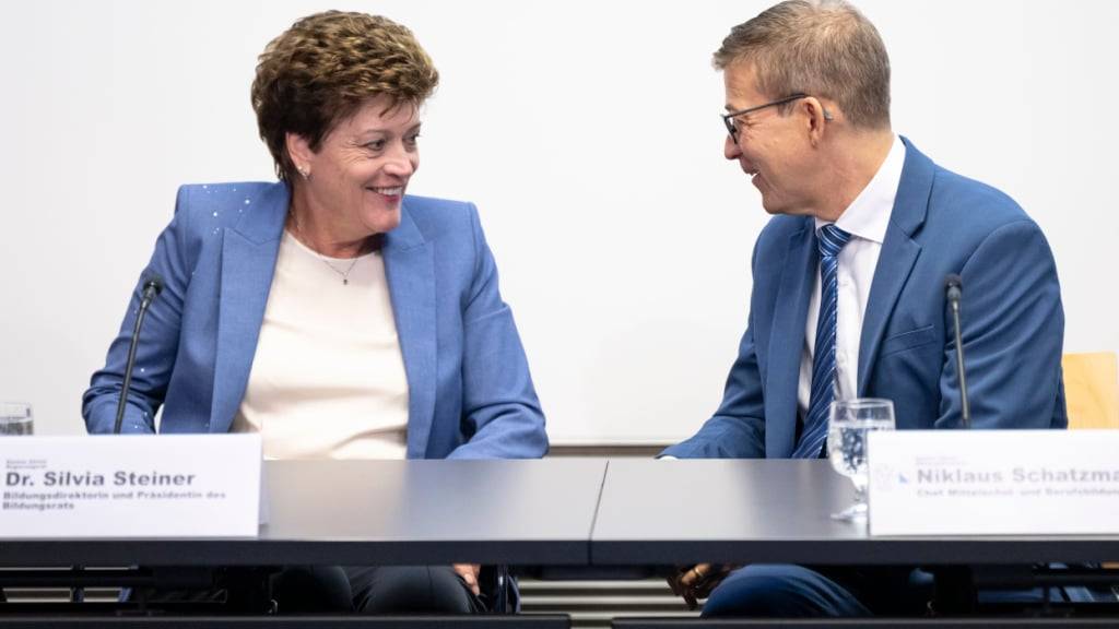 Bildungsdirektorin Silvia Steiner (Mitte) und Niklaus Schatzmann, Chef des Mittelschul- und Berufsbildungsamts präsentierten die Reform der Zürcher Gymnasien.