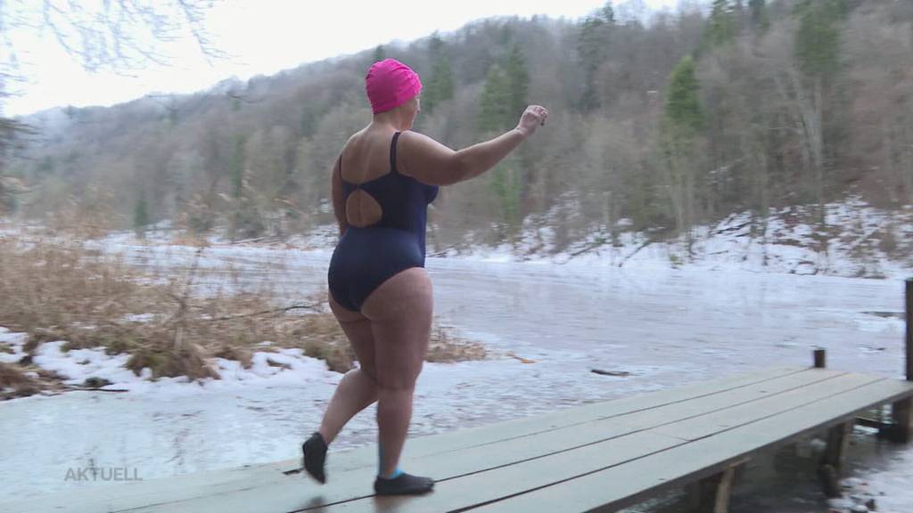 Eisbaden: Trotz kalter Temperaturen steigt eine Aargauerin in den gefrorenen Egelsee