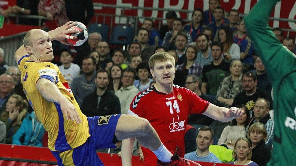 Spektakuläres Unentschieden: Der Schwede Johan Jakobsson wirft an der EM in Polen ein Tor gegen Russland