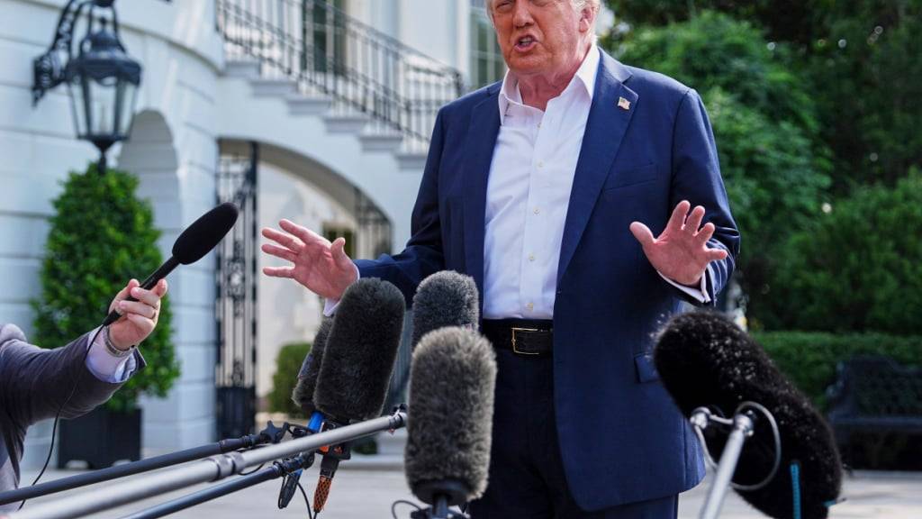 US-Präsident Donald Trump spricht mit Reportern, bevor er das Weisse Haus verlässt. Foto: Evan Vucci/AP/dpa