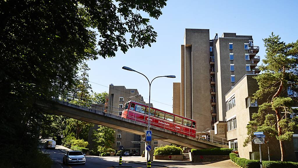 Die Gebäude des ehemaligen Hotels Dolder Waldhaus in Zürich bleiben bestehen. Wie das Baugesuch zeigt, sind 83 Wohnungen und ein Restaurant geplant. (Archivbild)