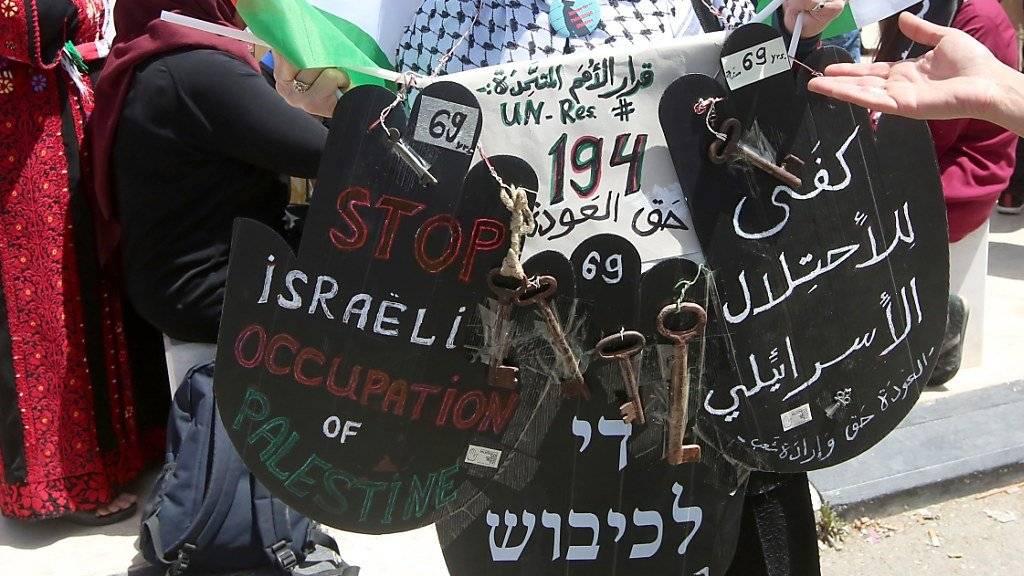 Mit Palästinenserflaggen und den Schlüsseln ihrer früheren Häuser erinnern zahlreiche Palästinenser an den Verlust ihrer Heimat nach der Staatsgründung Israels im Jahr 1948.